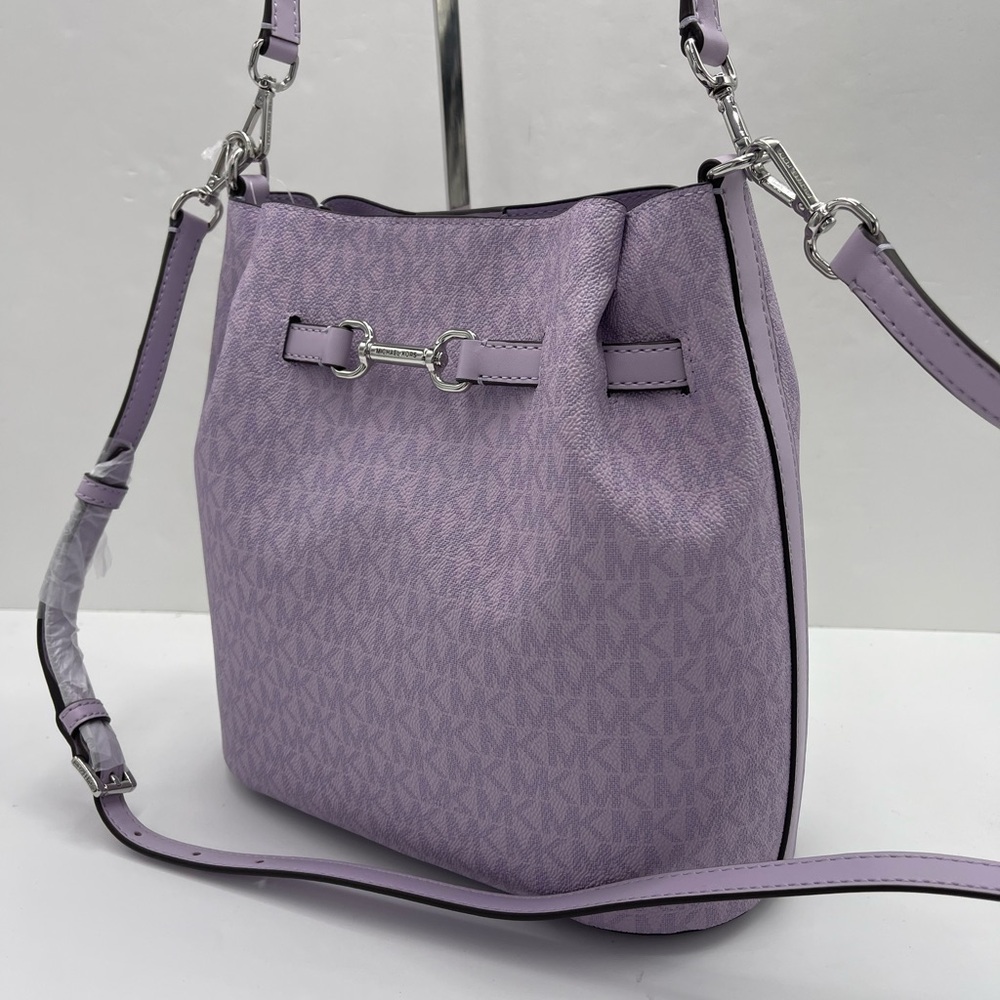MICHAEL KORS Carson Md Sign Logo Convertible Bucket Cross Shoulder
Lt Quartz
NWT - Picture 14 of 16